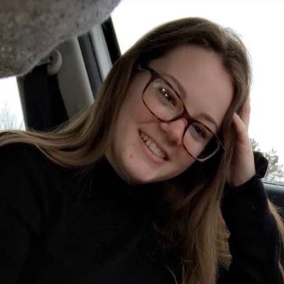 Meet your Posher, Cayla - Picture 2 of 2